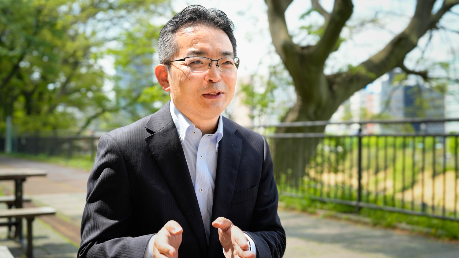 【職員インタビュー】<br>総務部長補佐／総務室長／自死遺族等支援室 室長代理：秋田整<br>「自死遺族が温かく受け入れられる社会を」 ―― 基本法に救われた当事者として、自治体と共に築きたい