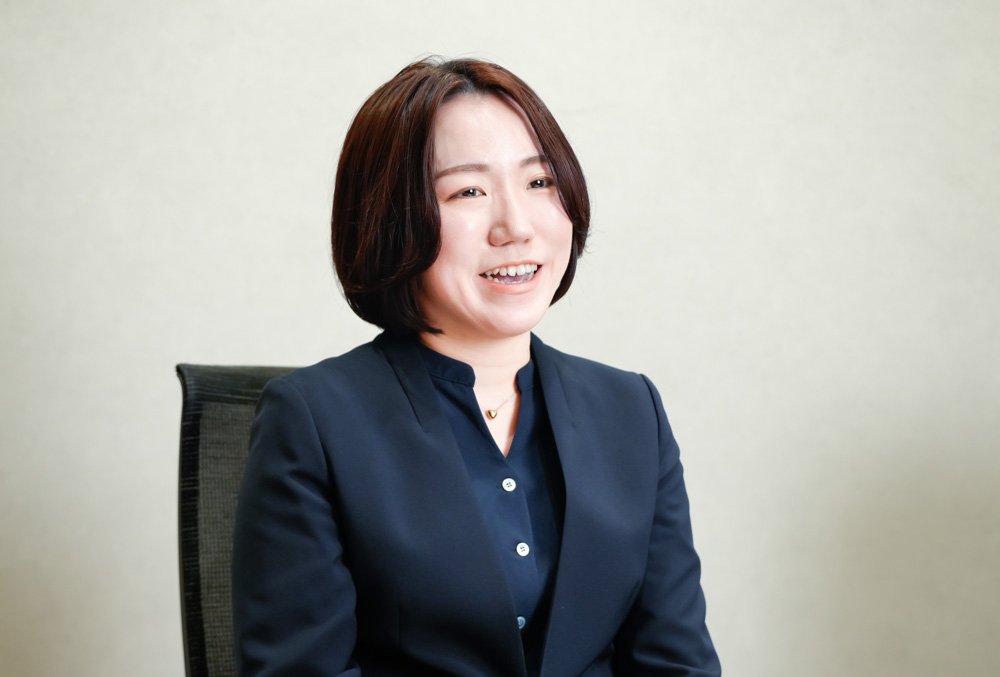 【職員インタビュー】<br>調査研究推進部 推進員（革新的自殺研究推進プログラム担当）：山岡慶子<br>　一つひとつの事務の先に、誰かの「生き心地のよい未来」があると信じて